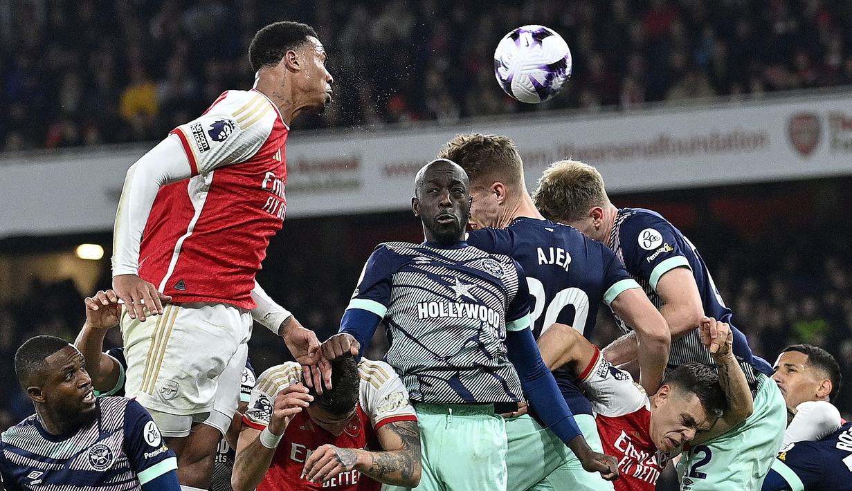 Bek tengah asal Brasil berusia 26 tahun, Gabriel Magalhaes yang kini tengah menjalani musim keempat bersama Arsenal hingga kini telah mencetak 4 gol dari 26 laga di Premier League 2023/2024. Keempat gol tesebut semuanya dicetak melalui sundulan kepala dari pemain yang memiliki tinggi badan 190 cm ini. (AFP/Justin Tallis)