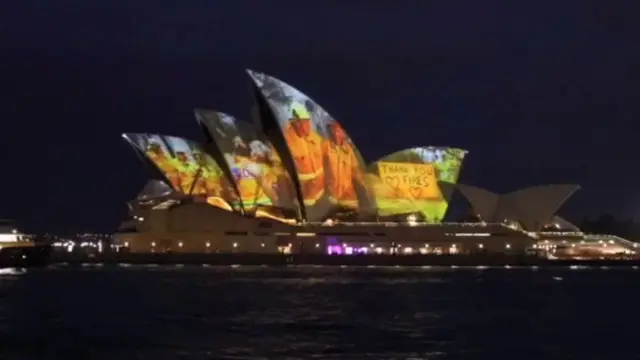Sydney Opera House menampilkan video yang ditujukan khusus untuk petugas pemadam kebakaran pada Sabtu 11 Januari 2020.