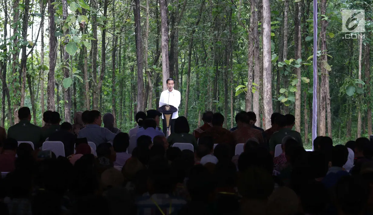 Presiden Joko Widodo berdialog dengan petani saat penyaluran SK IPHPS di Tuban, Jawa Timur, Jumat (9/3). Pada 2018 ini, Program Perhutanan Sosial akan diperluas ke 3 Kabupaten, yaitu Malang, Blitar, dan Bojonegoro. (Liputan6.com/Angga Yuniar)