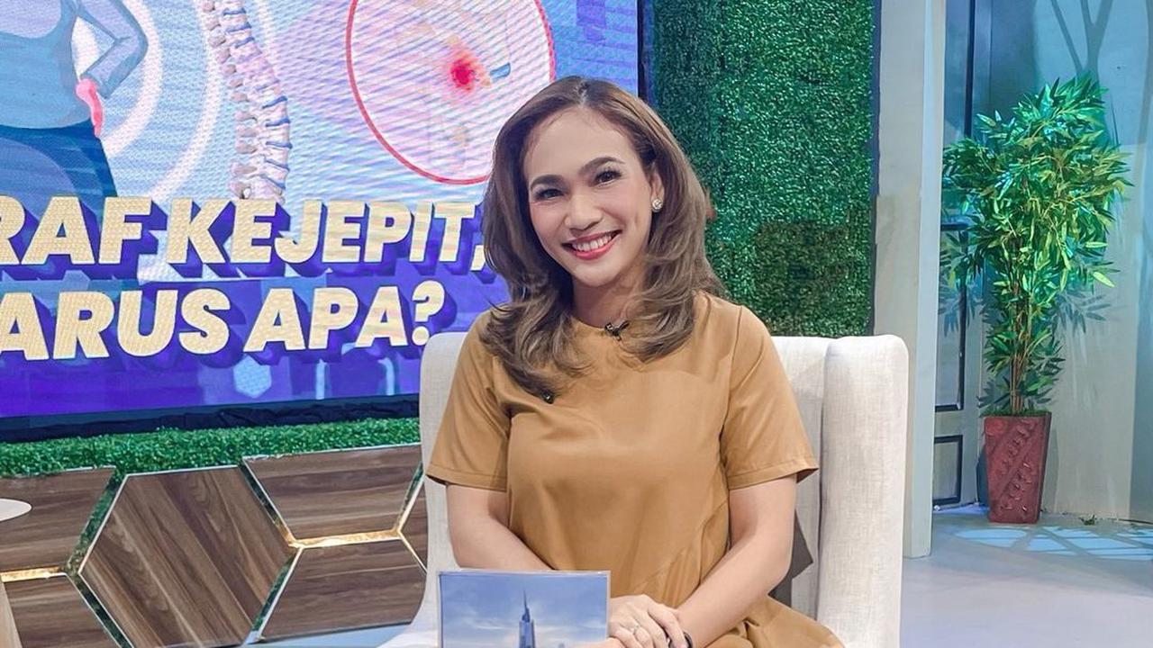 Presenter Kompas TV Jean Girsang (https://www.instagram.com/p/CZJafpYPYdx/)