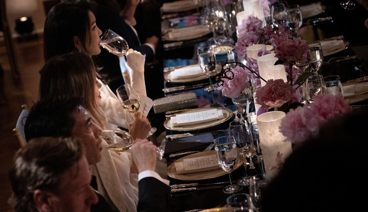 Angelina dan Maddox merasa terhormat dapat menghadiri Jamuan Makan Malam Kenegaraan ini,” lanjutnya. (AFP/Brendan Smialowski)