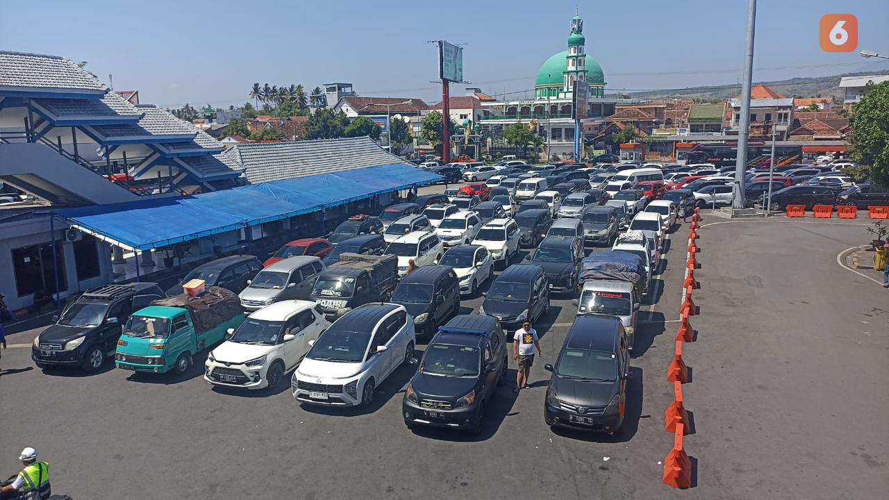 Antrean Kendaraan yang hendak menyeberang ke Pulau Bali di Pelabuhan Ketapang Banyuwangi (Hermawan Arifianto/Liputan6.com)