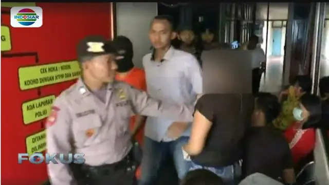 Empat keluarga korban berusaha mengejar Ridwan pelaku asusila saat dibawa Tim Penyidik Polres Bogor.
