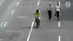 Warga memanfaat waktu berolahraga saat berlangsungnya Car Free Day di sepanjang jalan Sudirman - Thamrin, Jakarta, Minggu (28/5). (Liputan6.com/Johan Tallo)