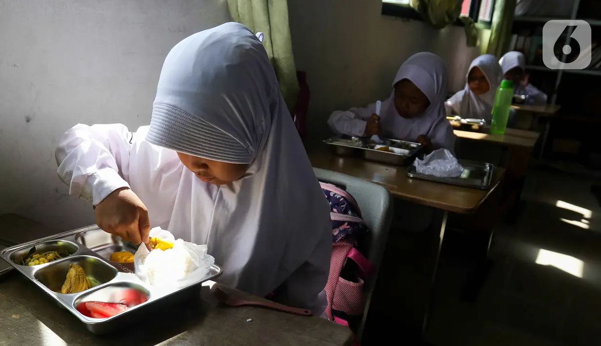 Penyelenggaraan program makan bergizi gratis dilakukan menyesuaikan kesiapan dari wilayah terkait. (Liputan6.com/Herman Zakharia)