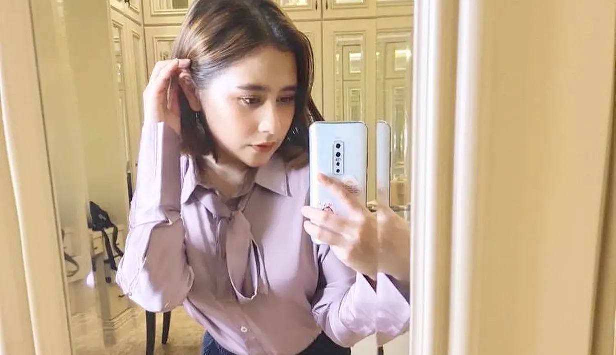 Perempuan berusia 24 tahun ini memang sangat suka dengan mirror selfie. Posenya saat mirror selfie ini membuat Prilly terlihat semakin kece. Momen Prilly berselfie ini membuatnya kian terlihat cantik memesona. (Liputan6.com/IG/@prillylatuconsina96)