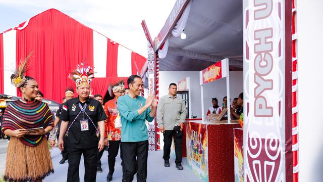 Presiden Joko Widodo (Jokowi) resmi membuka Papua Street Carnival