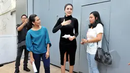 Nikita Mirzani disambut presenter Fenny Rose untuk syuting sebuah acara seusai bebas dari Rutan Pondok Bambu, Jakarta, Senin (30/3/2015). (Liputan6.com/Panji Diksana) 