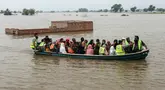 Relawan mengevakuasi warga desa yang terdampak banjir dengan perahu di Jalalpur Pirwala, distrik Multan, provinsi Punjab, pada 8 September 2025. (Shahid Saeed MIRZA/AFP)