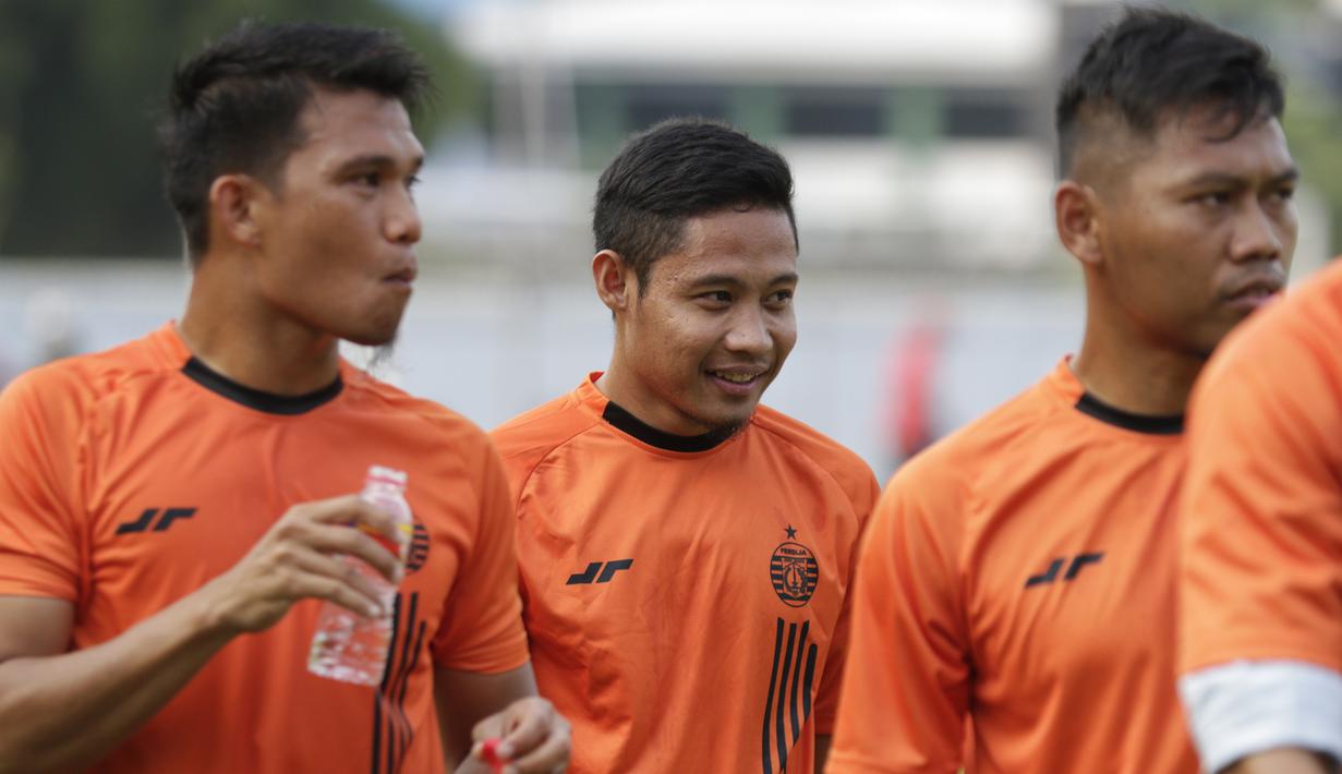 Pemain Persija Jakarta, Evan Dimas, melakukan latihan di Lapangan Sutasoma, Jakarta, Jumat (17/1/2020). Gelandang Timnas Indonesia ini menjadi rekrutan baru Macan Kemayoran untuk mengarungi Liga 1 musim depan. (Bola.com/M Iqbal Ichsan)
