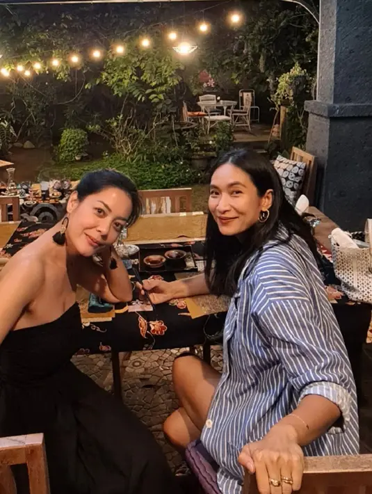 Selain punya citra baik dan kisah persahabatan yang manis, Lulu Tobing dan Happy Salma juga merupakan aktris dengan pesona yang luar biasa. Secara visual, kecantikan mereka tak perlu diragukan. Setelah berada di usia kepala empat, mereka juga masih sama-sama awet muda. (Liputan6.com/IG/@lutob)