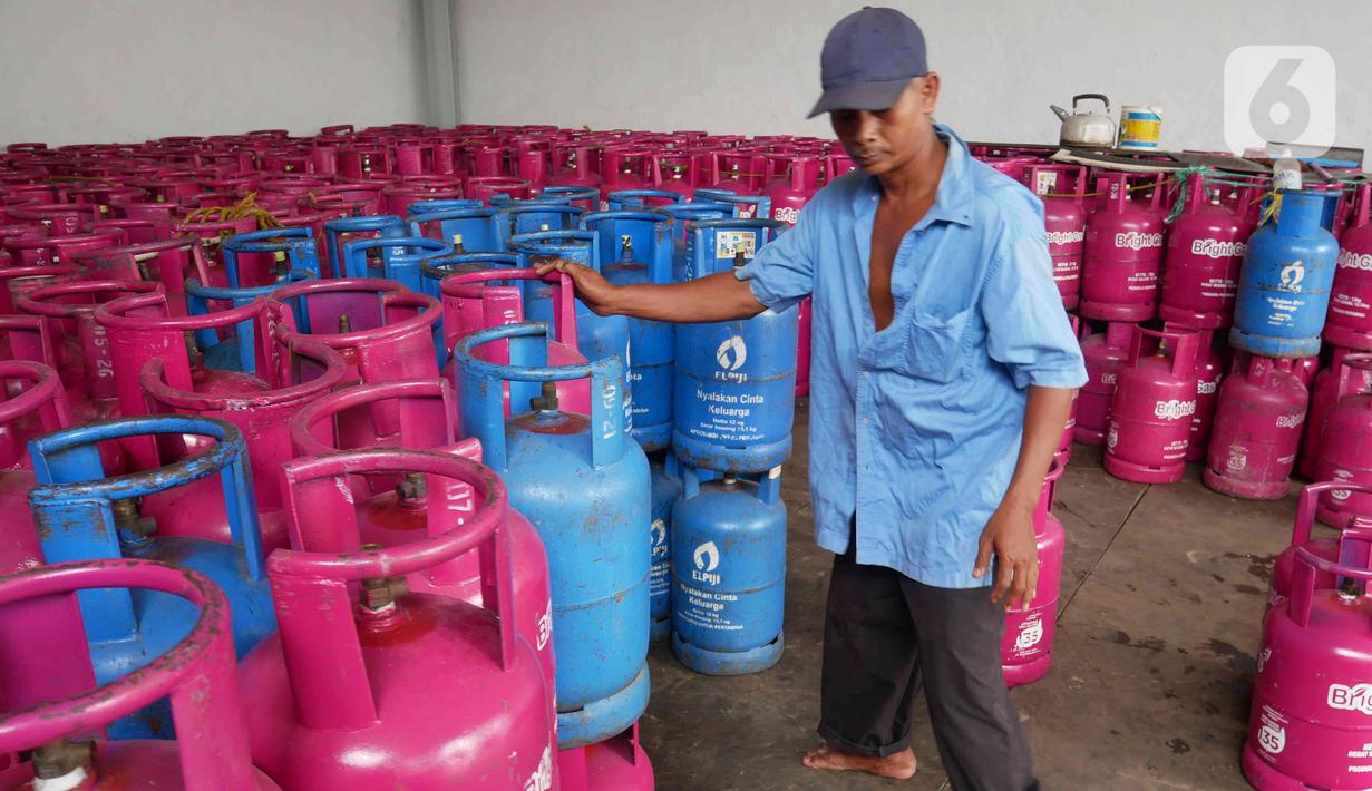 Pekerja merapikan susunan tabung LPG non-subsidi di sebuah agen gas di kawasan Jakarta, Kamis (30/12/2021). Pertamina memastikan stok LPG nasional, baik LPG PSO maupun Non PSO, dalam kondisi aman menjelang pergantian Tahun Baru 2022. (Liputan6.com/Angga Yuniar)
