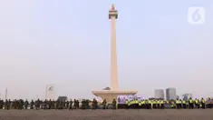 Personil gabungan melakukan apel pasukan pengamanan di Monas, Jakarta, Senin (19/7/2021). Pengamanan tersebut dilakukan untuk menjaga Hari Raya Idul Adha 1442 Hijriah dimasa pandemi Covid-19 saat PPKM Darurat. (Liputan6.com/Angga Yuniar)