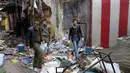 Petugas keamanan Irak memeriksa lokasi serangan bom yang terjadi di sebuah pasar di Baghdad, Irak (31/12). Sedikitnya 21 orang dilaporkan tewas dan 40 orang terluka. (Reuters/Ali al-Mashhadan )