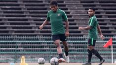 Pemain Timnas Indonesia U-22, Billy Keraf, menggirng bola saat latihan jelang laga final Piala AFF U-22 2019 di Olympic Stadium, Phnom Penh, Kamboja, Senin (25/2/2019). Indonesia akan melawan Thailand. (Bola.com/Zulfirdaus Harahap)