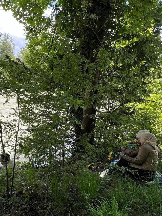 5 Potret Ridwan Kamil dan Keluarga Kunjungi Sungai Aare, Kenang Mendiang Eril