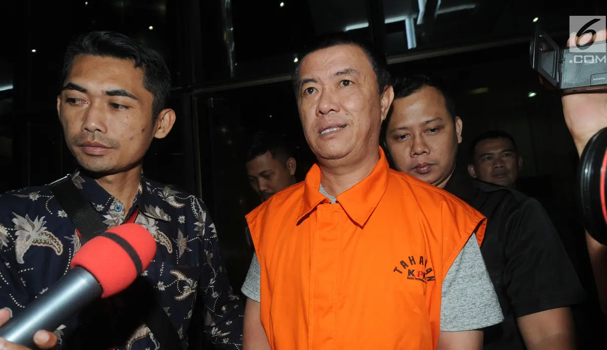Pengusaha tim sukses Bupati Talaud, Benhur Lalenoh kenakan rompi tahanan usai menjalani pemeriksaan di Gedung KPK, Jakarta, Rabu (01/05/2019). Benhur terjaring OTT bersama Bupati Kepulauan Talaud Sri Wahyumi Maria Manalip, Bernard Hanafi, anak dari Bernard, dan sopir. (merdeka.com/Dwi Narwoko)