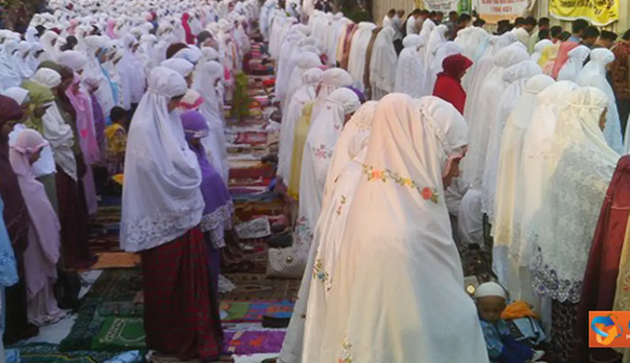 Ribuan umat Islam melakukan sholat Idul Fitri 1432 Hijriah di halaman Masjid Al-Husna, Tanjung Priok, Jakarta Utara, Selasa, (30/8).