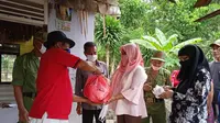 EMTEK Peduli Corona berika bantuan paket sembako kepada warga kampung Lebak Nangka, Bogor