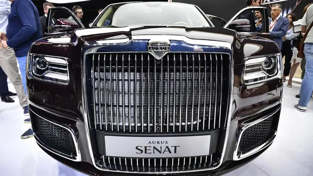 Mobil Limosin Presiden Putin Dipamerkan di Moscow International Auto Salon