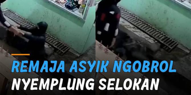 VIDEO: Nyemplung Selokan, Remaja Asyik Ngobrol dan Tidak Lihat Jalan