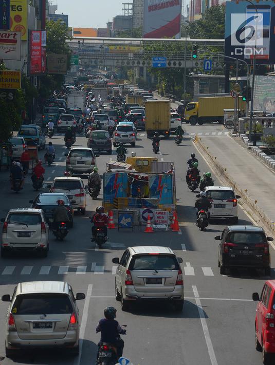 Sejumlah kendaraan melintas di dekat galian kabel yang berada di tengah jalan Gajah Mada, Jakarta, Sabtu (12/5). (Merdeka.com/Imam Buhori)