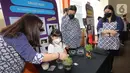 School Director of Sampoerna Academy Mustafa Guvercin (dua kanan) bersama Principal Sampeorna Academy BSD Beatrice of Roza (kanan) menyaksikan presentasi karya Gempita Nora Marten pada STEAM Expo di BSD City, Tangerang Selatan, Jumat (11/03/2022). (Liputan6.com/Fery Pradolo)