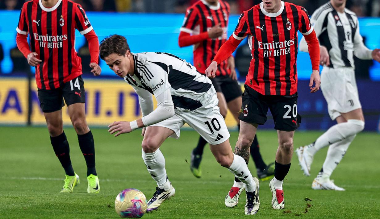 Pemain Juventus, Kenan Yildiz berusaha melewati penjagaan dari sejumlah pemain AC Milan pada laga semifinal Piala Super Italia 2025 yang berlangsung di Al-Awwal Park, Riyadh, Arab Saudi, Sabtu (04/01/2024) dini hari WIB. (AFP/Fayez Nureldine)