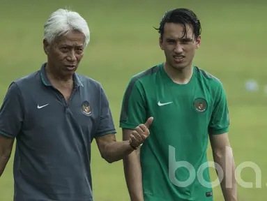 Direktur Teknik PSSI, Danurwindo, memberikan masukan kepada striker Timnas Indonesia U-22, Ezra Walian, usai latihan di Lapangan SPH Karawaci, Banten, Sabtu (25/3/2017). Sekitar lima menit keduanya tampak berdiskusi. (Bola.com/Vitalis Yogi Trisna)