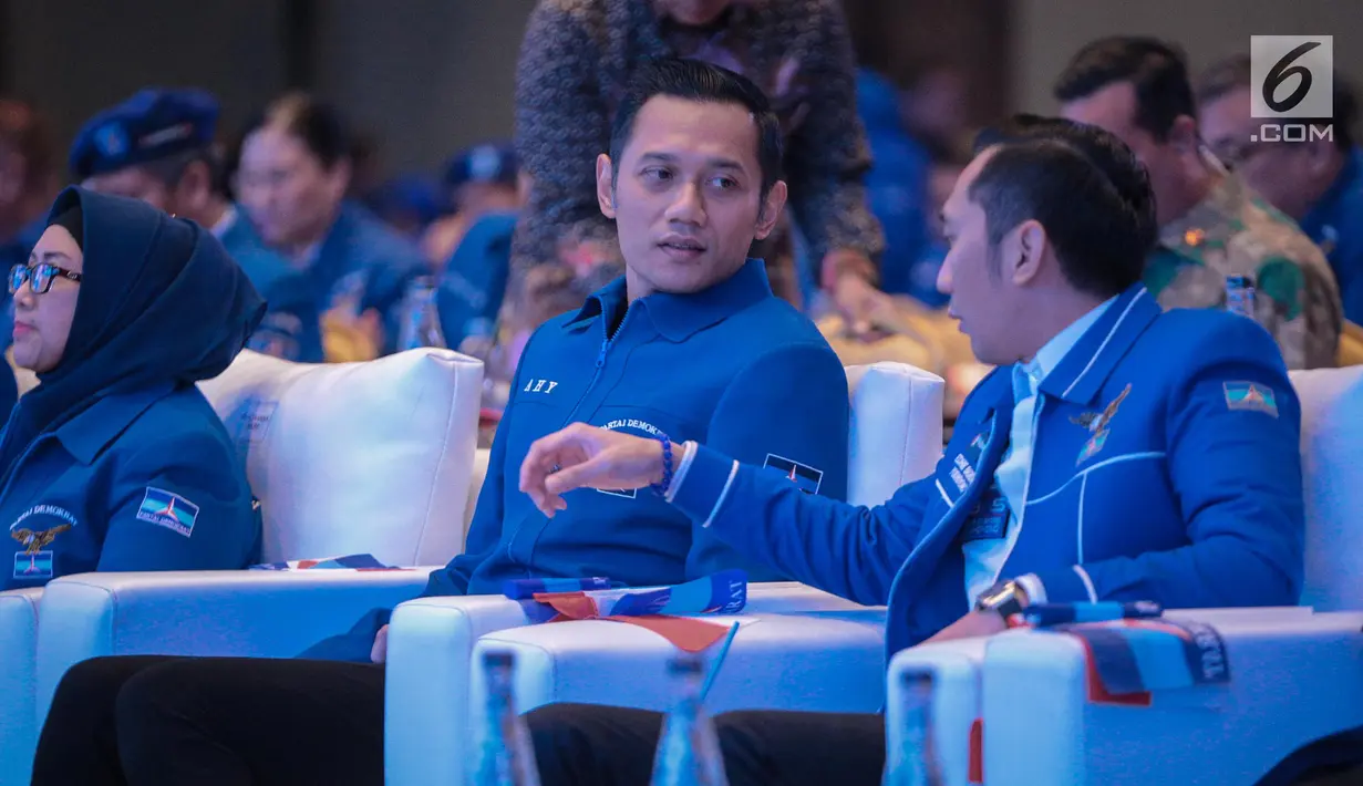 Agus Harimurti Yudhoyono dan Edhie Baskoro Yudhoyono hadir dalam pembukaan Pembekalan Caleg Partai Demokrat di Jakarta, Sabtu (10/11). (Liputan6.com/Faizal Fanani)