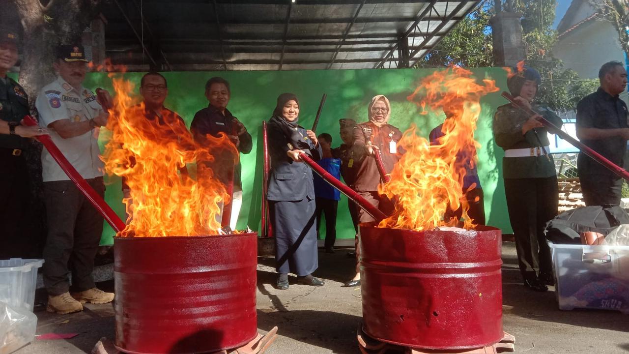 Kejaksaan Negeri (Kejari) Garut, Jawa Barat bersama Pemda Garut memusnahkan barang bukti hasil kejahatan sepanjang 2023 dengan total hingga Rp 2,5 miliar lebih. (Liputan6.com/Jayadi Supriadin)