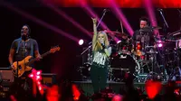 Avril Lavigne unjuk gigi dengan aksi menawannya yang ditunjukkan dalam konsernya di Jakarta.