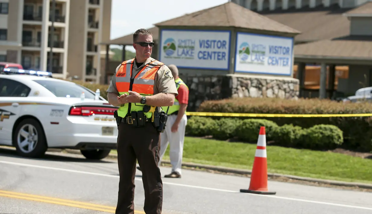 Seorang petugas berada di lokasi penembakan di dekat Bridgewater Plaza, Virginia, Rabu (26/8). Dua jurnalis stasiun televisi WDBJ, Alison parker dan Adam Ward tewas ditembak mantan reporternya saat siaran langsung. (REUTERS/Chris Keane) 