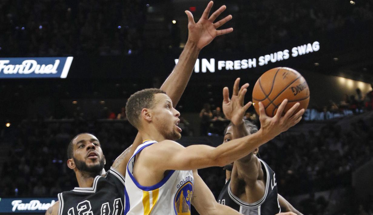 Aksi Stephen Curry #30 saat timnya melawan San Antonio Spurs pada lanjutan NBA 2016 di  AT&T Center, San Antonio, Texas, (10/4/2016). (Ronald Cortes/Getty Images/AFP)