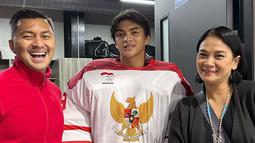 Anjasmara juga menyebutkan jika sang putra bersama tim Indonesia berhasil menang dalam pertandingan ice hockey melawan filipina. Bahkan, pria yang aktif sebagai aktor dan instruktur yoga ini juga terlihat begitu bahagia dalam foto yang diunggah. (Liputan6.com/IG/@anjasmara)