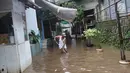 Warga membersihkan banjir yang menggenangi kawasan Cilandak Timur, Jakarta Selatan, Selasa (22/1). Hujan deras yang mengguyur Jakarta dan sekitarnya sejak pagi menyebabkan banjir di sejumlah sudut Ibu Kota. (Liputan6.com/Immanuel Antonius)