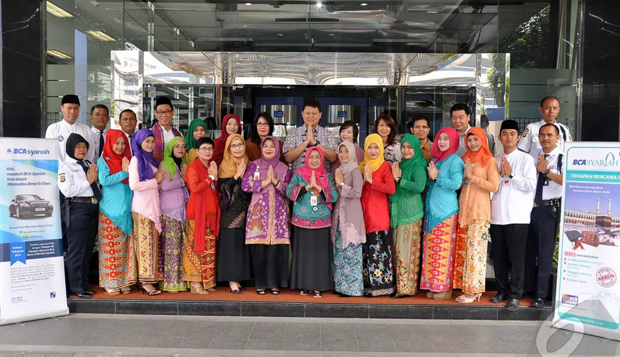 Seluruh jajaran Direksi dan Staf BCA Syariah Cabang Jatinegara mengenakan busana kebaya untuk memperingati Hari Pelanggan Nasional, Jakarta, Kamis (9/4/2014) (Liputan6.com/Miftahul Hayat)