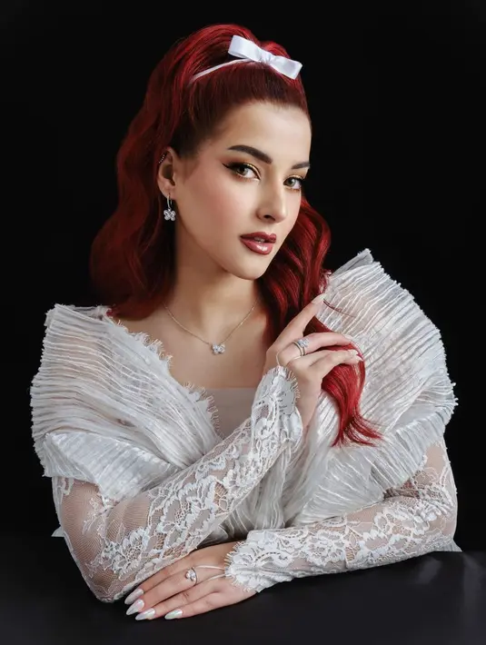 Aksesori rambut berupa kunciran pita yang manis seperti terlihat digunakan Tasya di foto ini juga menarik. Outfit cantik, dipadu dengan makeup bold, dan rambut yang ditata high-ponytail diberi pemanis berupa kunciran pita yang berwarna serasi dengan outfitnya. Foto: Instagram.
