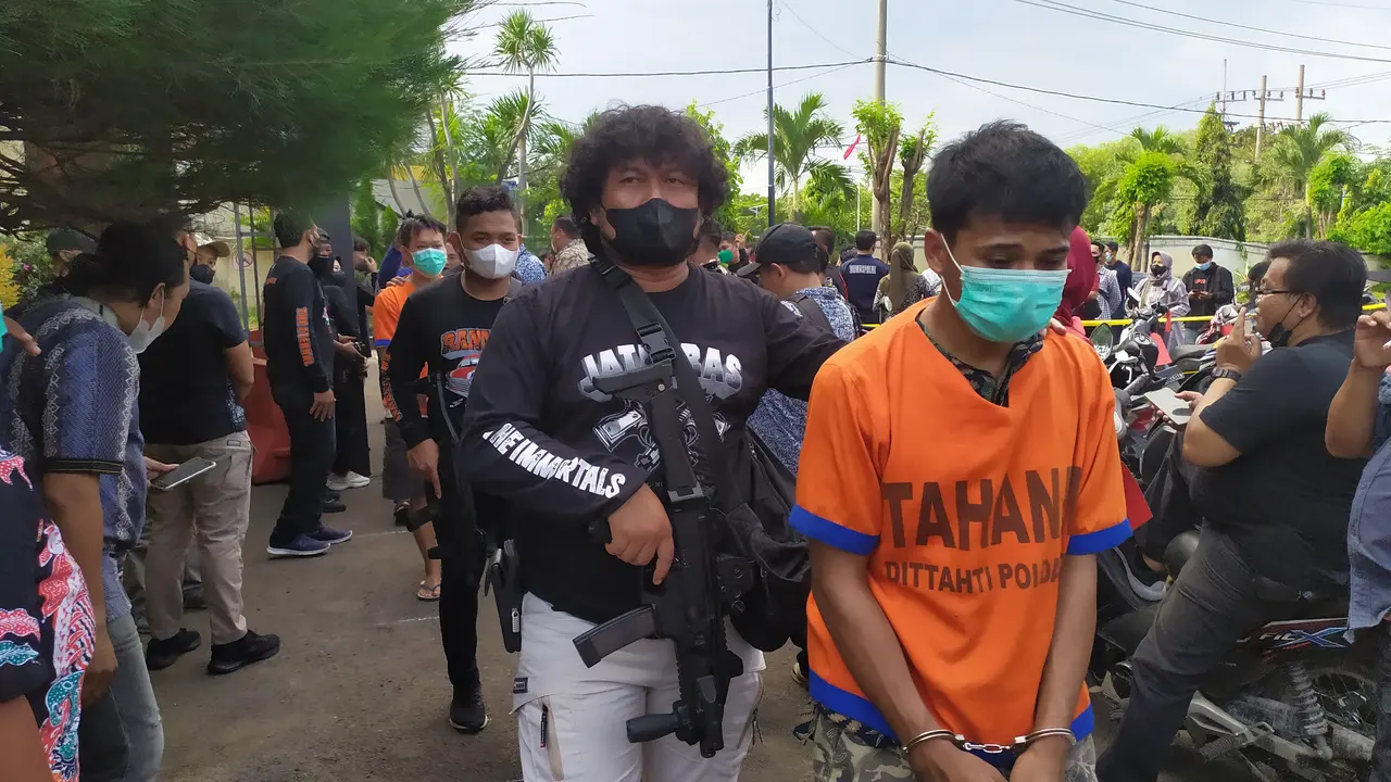 Anggota Polda Jatim mengamankan pelaku Curanmor yang resahkan warga. (Dian Kurniawan/Liputan6.com).