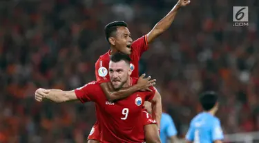 Pemain Persija, Marko Simic dan Ramdani Lestaluhu merayakan gol ke gawang Johor Darul Takzim pada lanjutan penyisihan Grup H Piala Asia 2018 di Stadion GBK, Jakarta, Selasa (10/4). Babak pertama Persija unggul 3-0. (Liputan6.com/Helmi Fithriansyah)