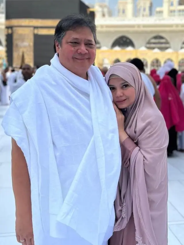 Istri Menteri Perekonomian dan Menteri Olahraga saat menjalankan ibadah umrah. [@yanti.airlangga]