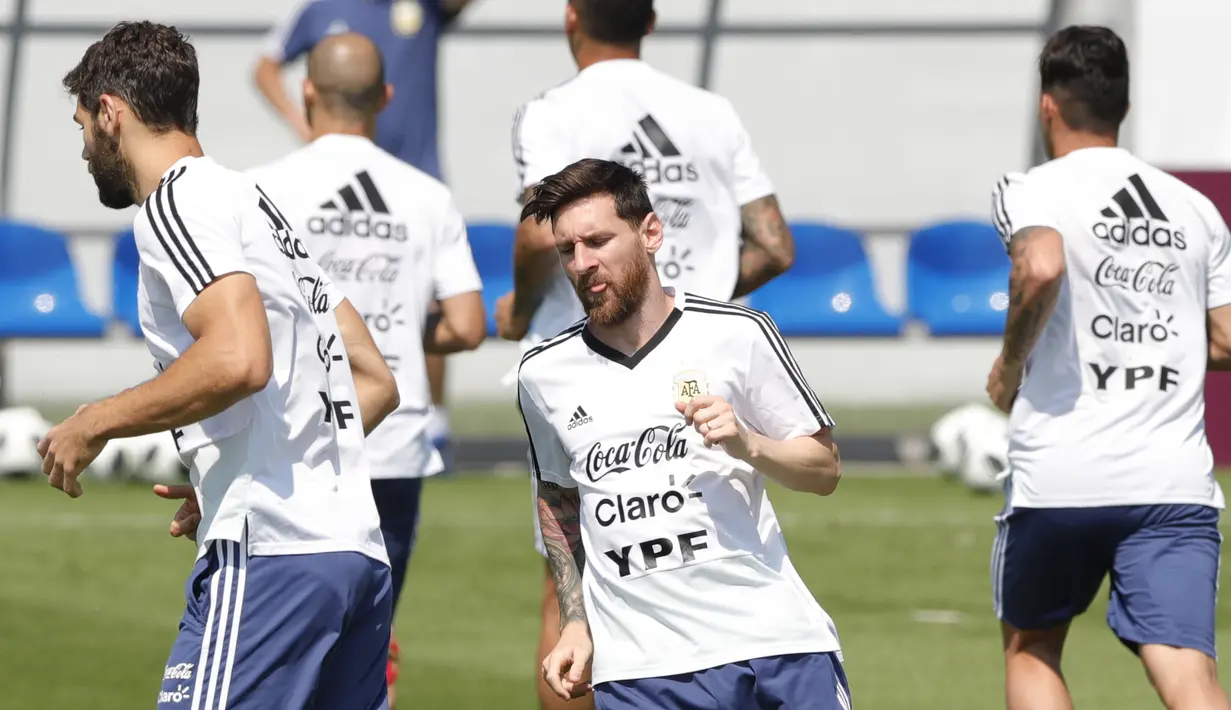 Bintang Argentina, Lionel Messi, berlari ringan saat latihan di Brinnitsy, Sabtu (23/6/2018). Argentina akan melakoni laga hidup mati Piala Dunia 2018 melawan Nigeria. (AP/Ricardo Mazalan)