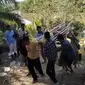 Jasad Uus Suhairi saat dievakuasi warga dan tim gabungan usai ditemukan 400 meter dari lokasi kejadian di terkam buaya.