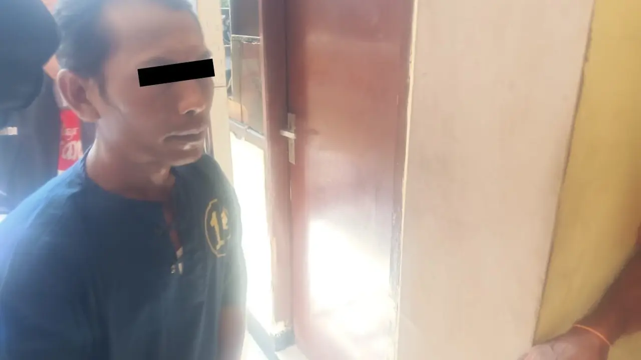 IS, Pelaku percobaan perkosaan di Surabaya diamankan polisi. (Dian Kurniawan/Liputan6.com)