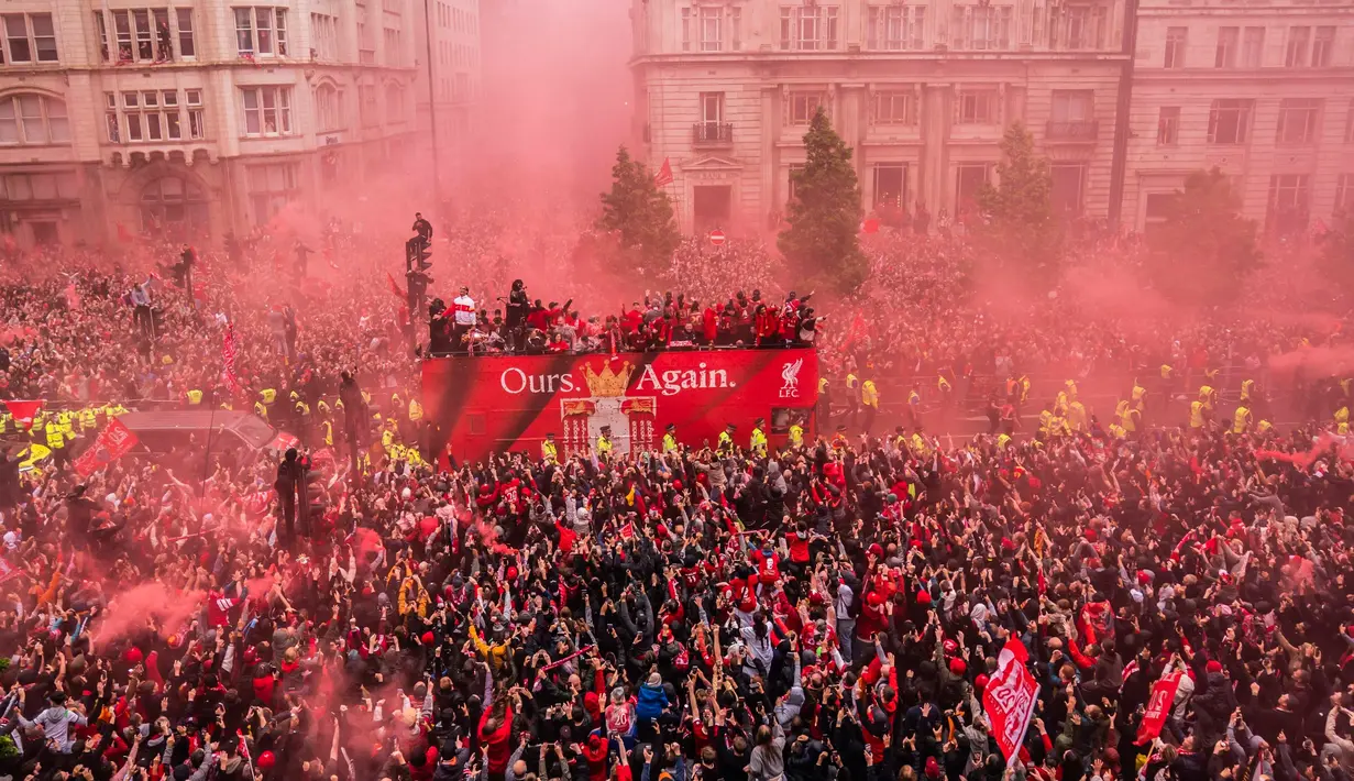 Diperkirakan sekitar 800.000 pendukung memadati ruas-ruas utama kota Liverpool, namun kemeriahan itu berubah menjadi tragedi ketika sebuah mobil menabrak sekelompok orang di tengah keramaian. (Owen Humphreys/PA via AP)
