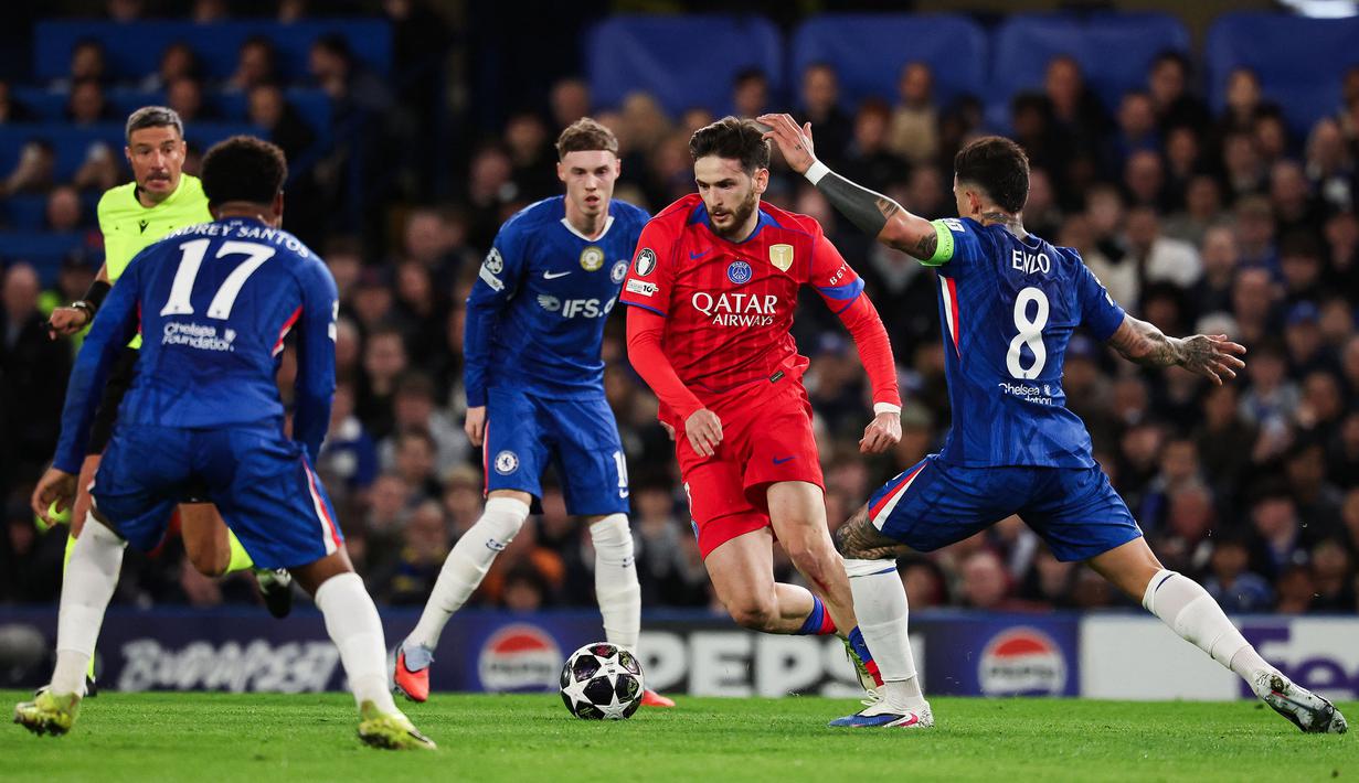 Les Parisiens yang memiliki modal apik, tampil tanpa beban. Mereka langsung unggul 1-0 atas tuan rumah saat laga masih berjalan enam menit melalui Khvicha Kvaratskheila. (AFP/Franck Fife)