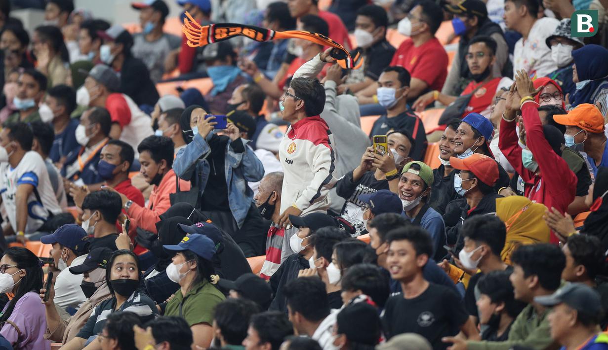 Seorang penonton menerikkan dukungan saat laga International Youth Championship 2021 antara Indonesia All Stars U-20 melawan Barcelona U-18 di Jakarta International Stadium, Jakarta, Rabu (13/04/2022). (Bola.com/Bagaskara Lazuardi)