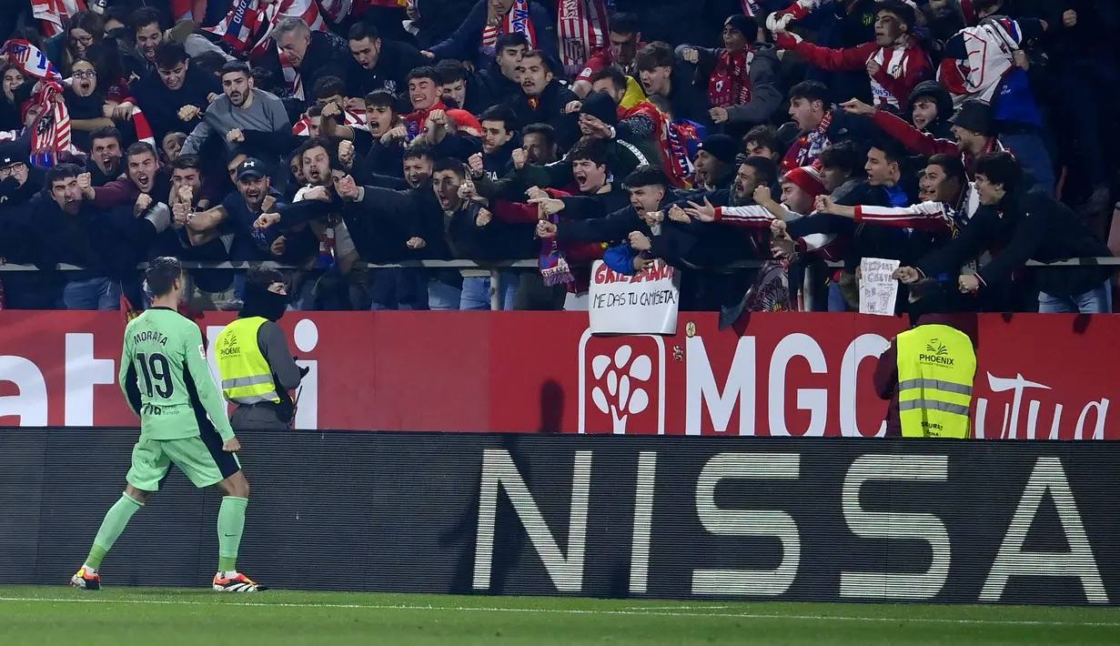 Striker Atletico Madrid, Alvaro Morata merayakan gol ketiganya ke gawang Girona di depan para pendukung pada laga pekan ke-19 Liga Spanyol 2023/2024 di Montilivi Stadium, Girona, Kamis (4/1/2024) dini hari WIB. (AFP/Pau Barrena)