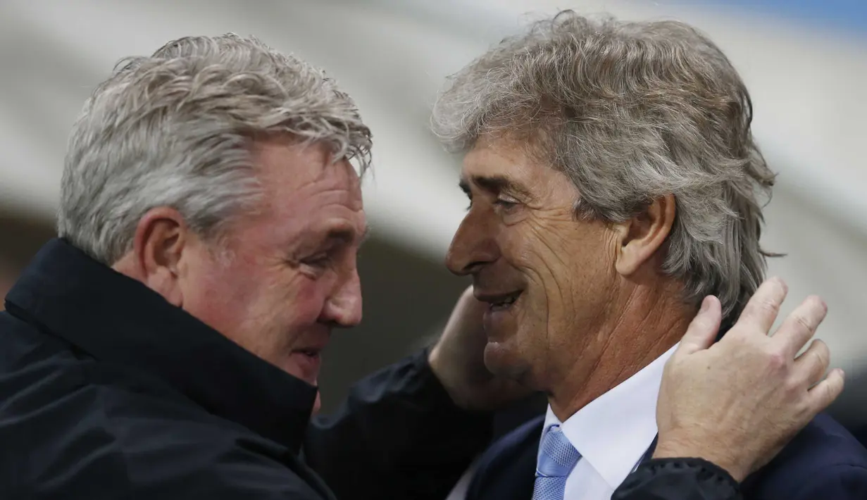 Pelatih Manchester City, Manuel Pellegrini tertawa bersama Pelatih Hull City, Steve Bruce saat laga piala Liga Inggris di Stadion Etihad, Manchester, Rabu (2/12/2015). Manchester City menang 4-1. (Reuters/Phil Noble)