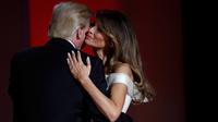 Presiden AS terlihat mesra dengan istrinya Melania Trump saat berdansa dalam acara perayaan peresmian Donald Trump menjadi Presiden Amerika Serikat yang ke-45 di Liberty Ball, di Washington, AS, (20/1). (AP Photo/Alex Brandon)
